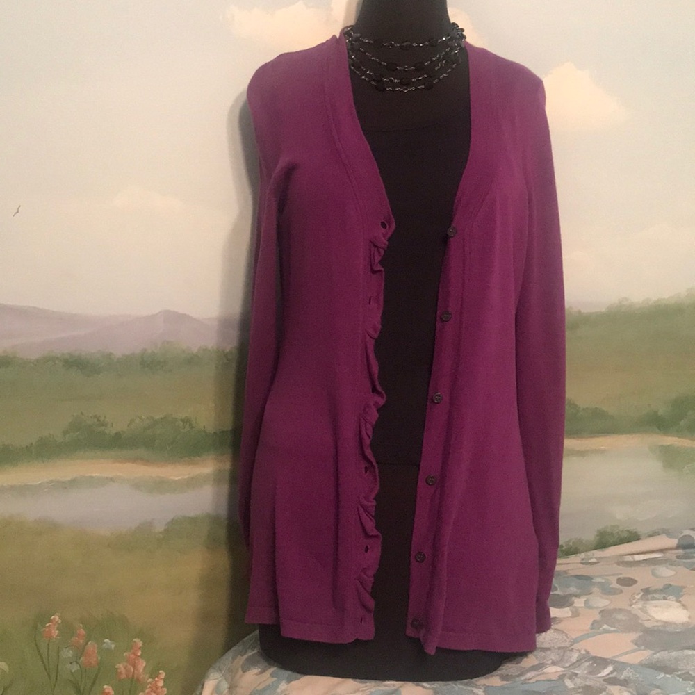 🎉Host Pick🎉Tahari purple ruffle button cardigan